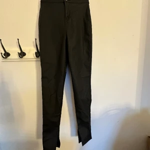 Skinn byxor  - De är endast testade med prislapp kvar.  Det är slits på de Stl 34