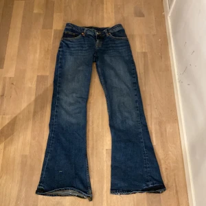 Lågmidjade Jeans - Jätte snygga jeans med fina fickor ifrån Monki💘 lite korta på mig som är 170cm (skriv till mig om du vill ha bilder på). ⚠️SKRIV TILL MIG INNAN DU TRYCKER PÅ KÖP NU⚠️💘
