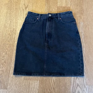 Svart jeanskjol - Supersnygg svart jeanskjol i storlek 34 med fickor både fram och bak. Passar till allt🩷