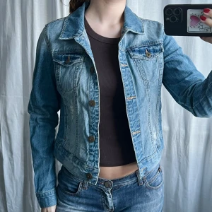 Jeansjacka - Jeansjacka från Mudd, köpt dyrt. Storlek L, passar mer en M. 100% bomull 💖