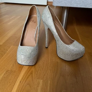 Nelly diamantklackar - Silvriga diamantklackar från Nelly i storlek 37, endast använda några timmar