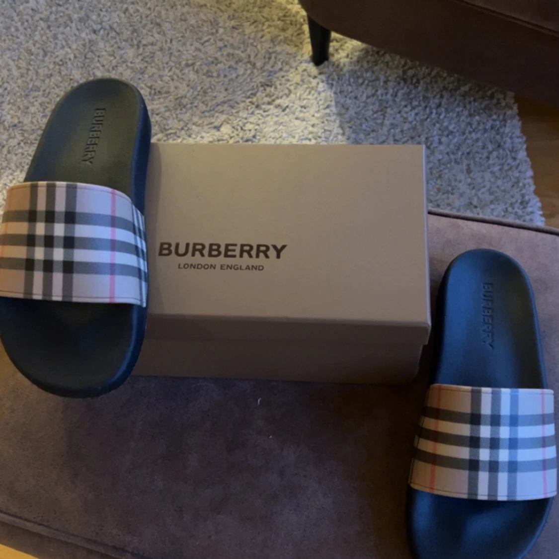 Burberry tofflor