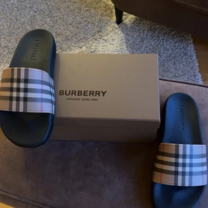Burberry tofflor - Burberry slides/ tofflor i bra skick storlek 43, använda sparsamt.