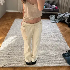 Säljer dessa ascoola jeans med blomdetaljer, skriv privat för fler bilder💕Passar en xs-m beroende på hur man vill att de ska sitta. Det är resor där bak på jeansen🫶🏼