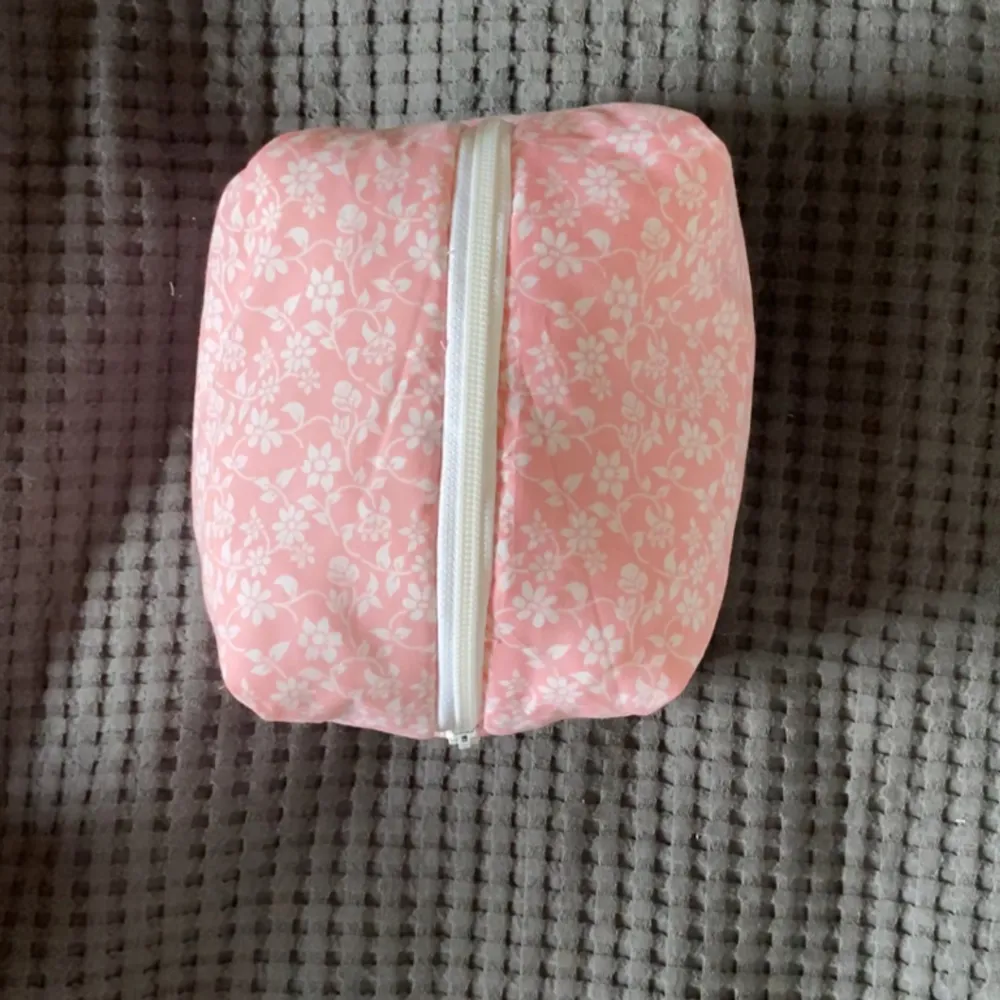 Jättegullig necessär i rosa tyg med vita blommor 🌸 . Väskor.