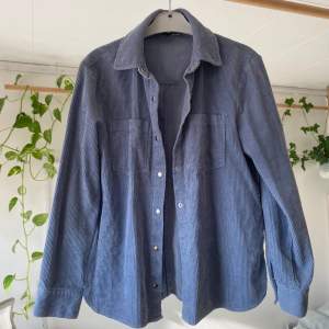 Jättefin skjorta/ jacka i blå manchester, perfekt till våren💕 xs men stor i storleken 