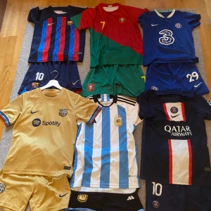 Fotbolls tröjor - Hej, säljer alla mina fotbolls tröjor som är för små. Strl 158, passar större. Mindre jemförspris ju mer man köper. Alla har relativt bra skicka vissa 8/10 vissa 9/10 .Pris kan diskuteras. Kan skicka mer bilder privat. Short kan va me om man vill. 
