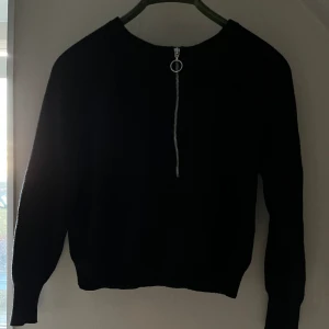 Half zip up  - Söt zip up, köpt för 1 år sedan ungefär, aldrig kommit till användning, jättebra skick