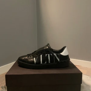 Valentino skor - Säljer valentino skor i strlk 44. Har box och kvitto kvar. Hör av dig om du har några frågor.