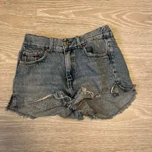 KLICKA INTE PÅ KÖP NU! Ett par medelhöga jeansshorts ifrån zara, ganska använda men har inga defekter. 