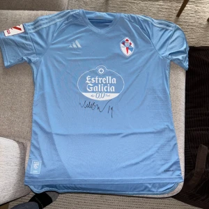 Signerad celta vigo fotbollströja - En signerad celtavigo fotbollströja av Williot Swedberg! Vunnit från TikTok chrilles tävling! 10/10 skick. Värde över 3k och aldrig andvända pga att den är för stor! Pris kan diskuteras vid snabb affär!