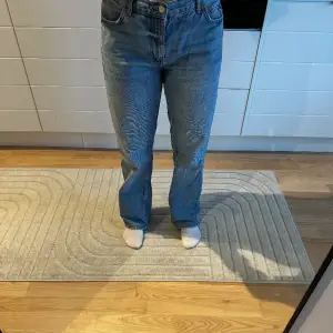 Raka, lågmidjade jeans från Gina tricot. Knappt använda. Insydda bak, men tyvärr fortfarande för stora för mig. 