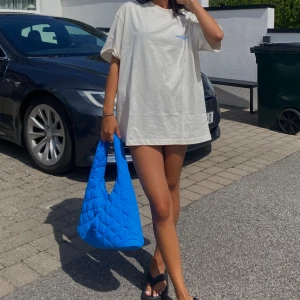 Blå Väska  - En blå väska från Ginatricot💙 rymmer mycket och är en perfekt vardagsväska🩵