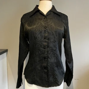 Sjkorta - Fin skjorta i silkesliknade material. Mycket bra skick!