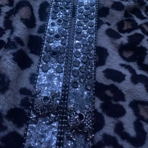 Y2k bälte  - Coolt bälte med rhinestones och döskalle detaljer 