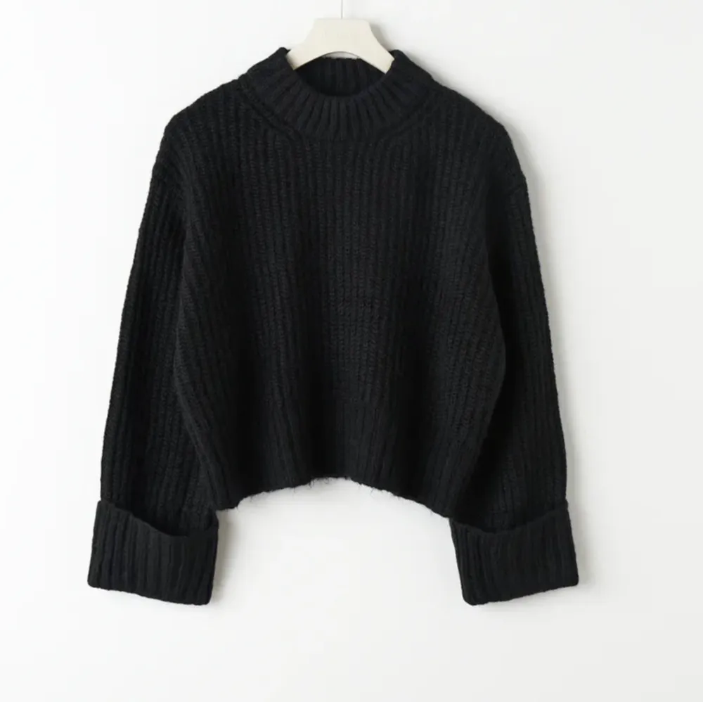 Stickad svart tröja från Gina Tricot. Använd få tal gånger och är i ett bra skick. Ny pris 359. Stickat.