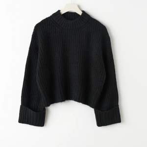 Stickad svart tröja från Gina Tricot. Använd få tal gånger och är i ett bra skick. Ny pris 359