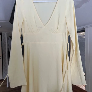 Gul klänning NAKD  - Gul klänning NAKD storlek 36 nypris 399