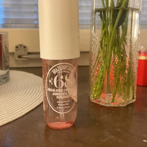 sol de janeiro - Säljer min sol de janeiro parfym som inte är använd då det ej var min doft💓 doftar jättegott och håller länge! köpt för 280kr! i doften Cheriosa 68!