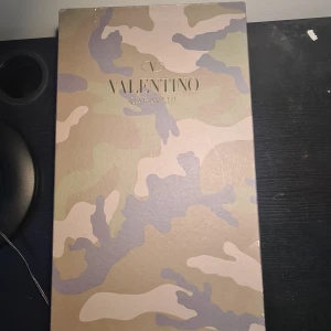 Valentino rockrunners - 40-41 Tja säljer dessa valentino skor som har endast används 2 gånger. ÄKTA!!!! Nypris 7000kr  Mitt pris !!  Box och två dustbags medföljer!! Svar kom dm.
