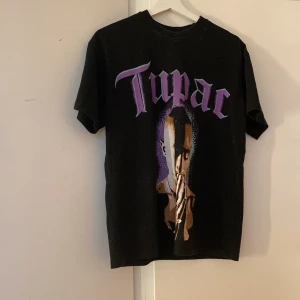 Tupac t-shirt - Tvättas innan den postas, såklart! Tveka inte med att höra av er om det är kågra funderingar!