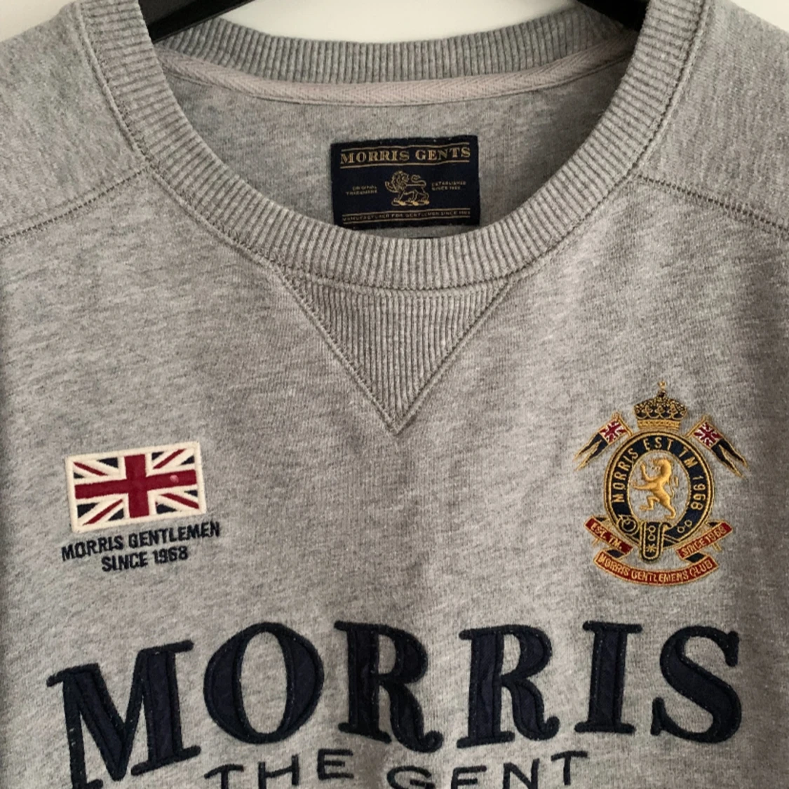 Väldigt snygg tröja köpte för 1500 väldig bra kvalite faktist aldrig andvänt den intr riktig min stil. Pris kan diskuteras  - 90