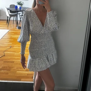 Blommig klänning - klänning från Sisters of the tribe (asos) Använd en kväll..