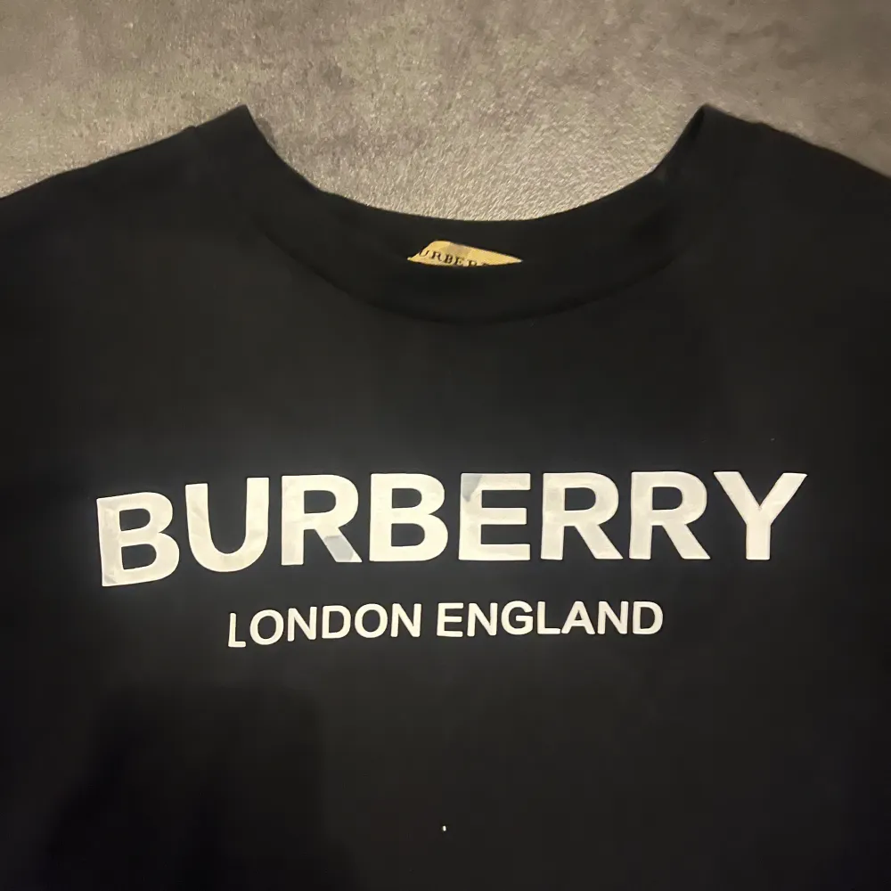 Hej jag säljer min Burberry t shirt i bra skick. Jätteskön och snygg till sommaren!☀️ Den är prutad och klar! Priset är 370 kr. . T-shirts.