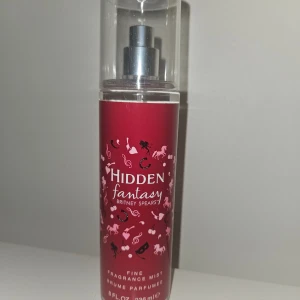 Bodymist hidden fantasy britney spears - Inköpt för några år sedan och endast testad, luktar gott men passar inte mig. 