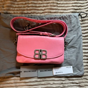 Balenciaga bag - Balenciaga BB Soft Flap S bag. 100% ny och oanvänd.  Material: calf skin Ordinariepris: 22.000kr