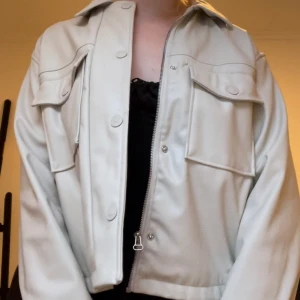 Faux leather jacka - En snygg jacka från hm. Om jag mins rätt så köpte jag den för 600kr. Den är i toppen skick men i och med att den är från hm så säljer jag billigt. 