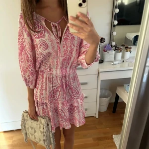 Zara klänning - Pris är ej diskuterbart. Rosa Zara klänning. Jättefin till midsommar! 