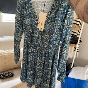 Zara klänning  - Oanvänd med lapp kvar. 🤍  (Köpt i usa, priset på lappen är dollar) 