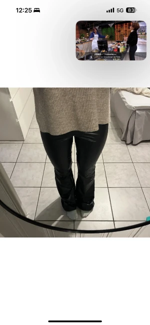 Fina skinnbyxor  - Strl 25/34, 36 midja tvärsöver, 86 innerbenslängd. Sitter super fint på nån med strl 34, långa i benen