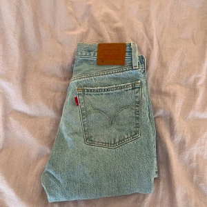 Levi’s 501 - Knappt använda Levi’s 501 i storlek:  W26 L30 Passar mig som vanligtvis har 36/38 ☺️