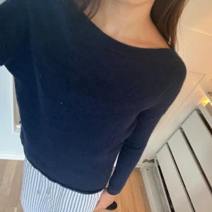 Stickad tröja - Så fin för sommar kvällar!! Från softgoat i kashmir 😍