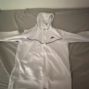 Nike tech fleece mid season  - Bra skicka har använts 3 gånger 