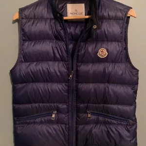 Moncler väst  - Tja nu säljer jag min moncler väst pga att jag bästa ur den, storlek xs,s passar upp till 168 tveka inte på att höra av dig vid frågor eller funderingar. Pris kan diskuteras 
