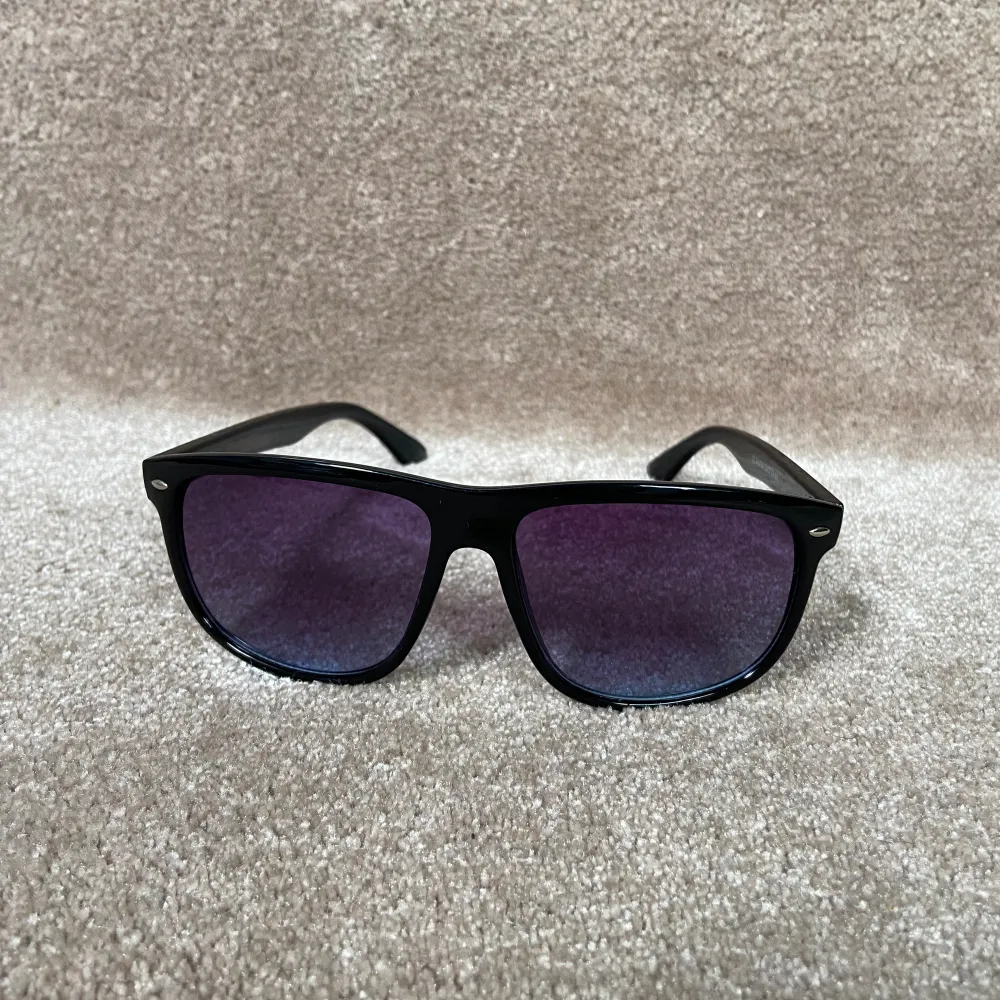 Säljer dessa näst intill identiska solglasögon som liknar rayban boyfriend vilket är en väldigt eftertraktad modell. brillorna är väldigt högkvalitativa till sitt pris med ett uv skydd på 400!(FRAKTAR INOM 12 TIMMAR!) 💬Skriv vid minsta intresse!💬 . Accessoarer.