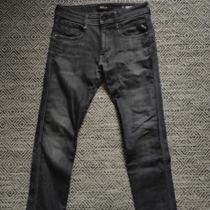 REPLAY ANBASS - Replay Jeans i modellen ”ANBASS” och färger svart/mörkgrå. Väldigt populär och snygg modell samt färg. Priset är INTE hugget i sten.