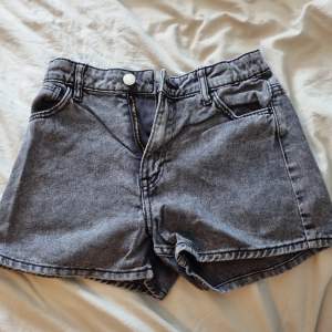 Grå, korta jeansshorts i mycket bra skick. Använt några få gånger. 