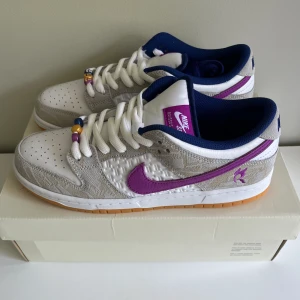 Nike Sb dunk ”Rayssa” - Helt DS (skick 10/10) med kvitto från Junkyard. Slutsålda är är dem också! Kan mötas upp i Stockholm eller frakta dem☺️Pris kan diskuteras vid snabb affär!