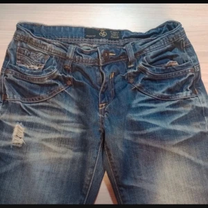 Lågmidjade jeans - Bra skick är dock lite för små på mig vilket är varför jag säljer de, men super fina jeans! ( tar emot pris förslag!)