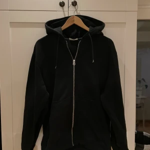 WEEKDAY full zip - Tjena, säljer nu min full zip från weekday🤩Skriv gärna dm om ni funderar över något💭
