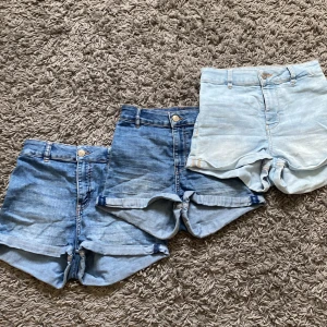 Jeans shorts  - Jätte fina jeans short som jag säljer i 3-pack🌸 alla är i storlek 34 och är Mid waist (nästan lågmidjade) det ingår två blåa och ett par ljus blåa💓 köpt för 100kr styck men säljer för 120kr!!💓