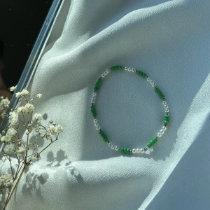 Handgjort armband 🤍 - .