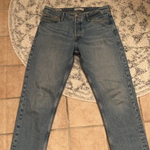 Säljer Jack&Jones jeans - Säljer dessa Jack&Jones jeans för 350kr. Mått = W31 L34, Använda enstaka tillfällen. Skriv gällande frågor.