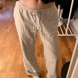 Randiga linnebyxor beige/vita - Fina & populära lågmidjade linnebyxor som tyvärr blivit förstora. Köpta här på Plick och använda ett fåtal gånger, lagom i längden för mig som är 163 cm 🌸 kommer ifrån H&M från början men finns inte att köpa där längre. 