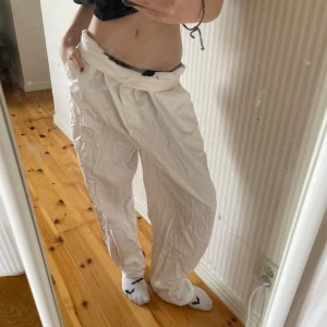 Baggy byxor - Ett par vita ballong/baggy byxor från Casual woman. Lite missfärgade på benen där nere. Står ingen storlek men sitter som S/M. Jag är 162 cm för referens. 