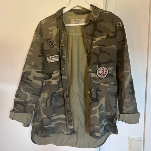 Skjorta - Jättesnygg skjorta från zara. Använt flitigt men nu är den för liten för mig, inga synliga defekter på den dock! Frågor eller fler bilder? Skriv i chatten! 🥰